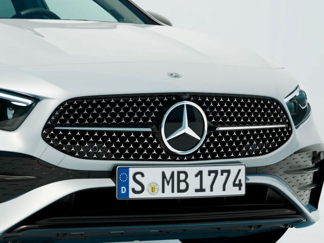 Mercedes-Benz yıldız desenli radyatör ızgarası ve güç kubbeli motor kaputu