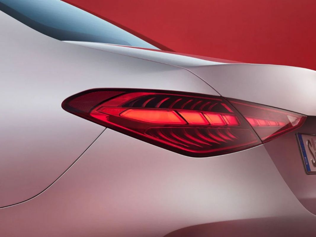 İki parçalı arka aydınlatma grubuna sahip, çarpıcı arka tasarım.