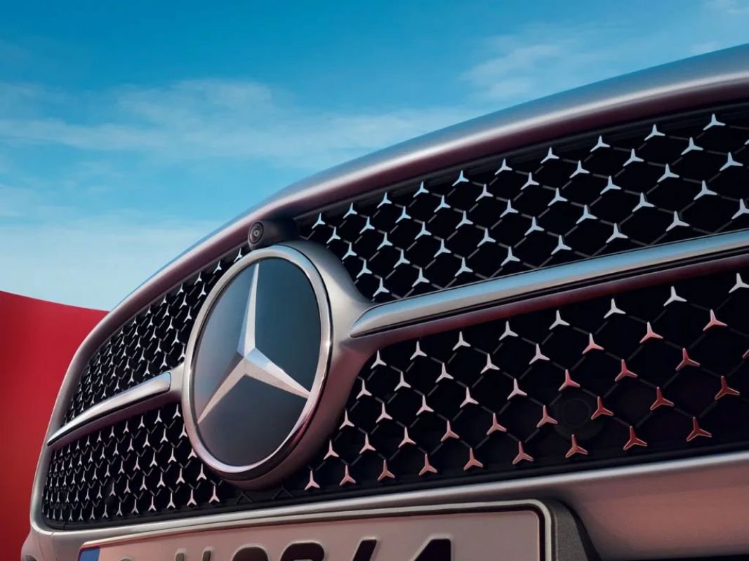 Yıldız tasarımına sahip elmas görünümlü ızgaranın yer aldığı yeni ön kısım.