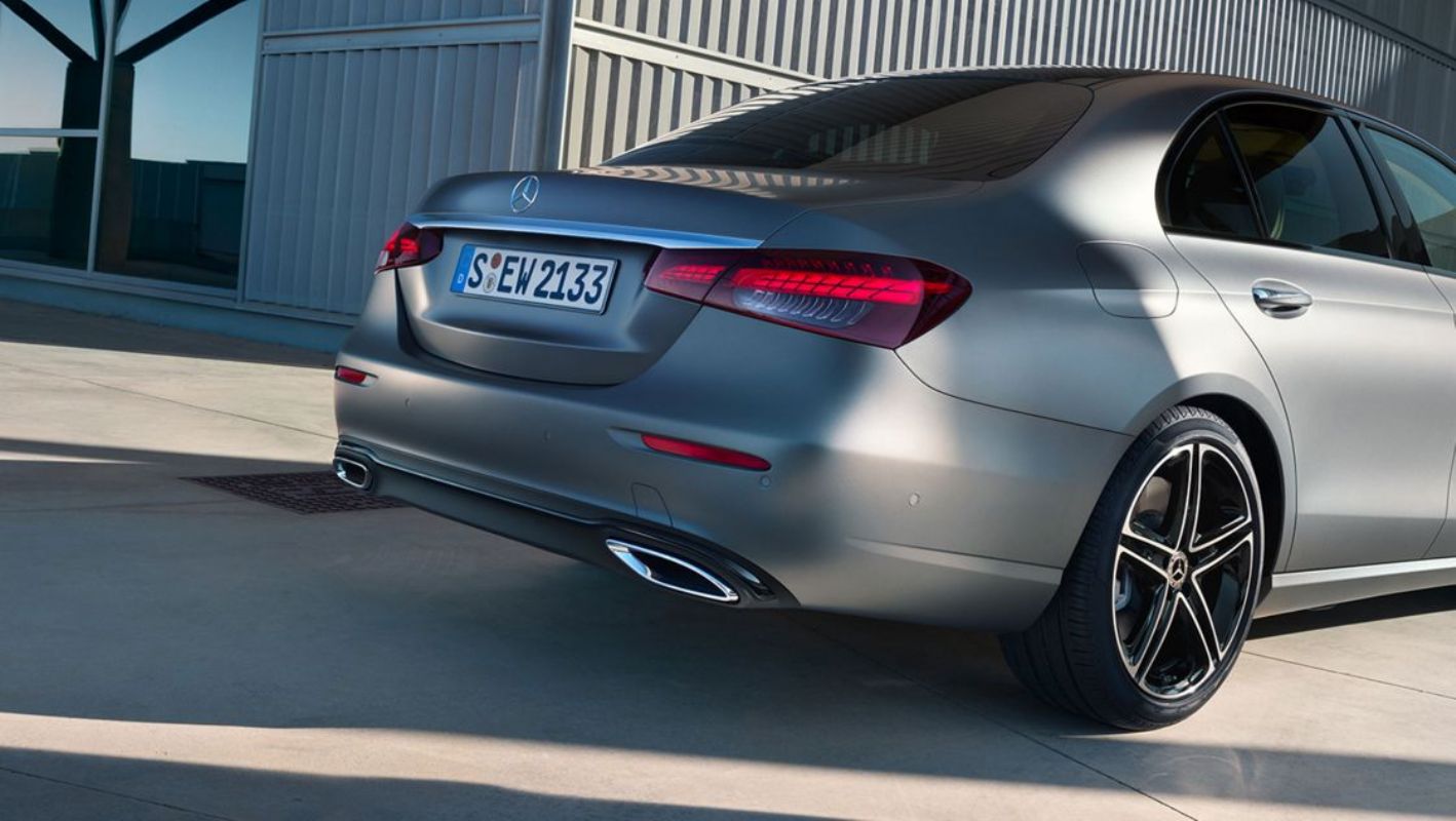 Geniş omuzlara ve iki parçalı arka aydınlatma grubuna sahip arka tasarım.