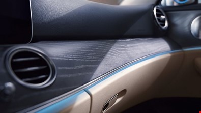 Yeni, açık damarlı gri dişbudak ağacından, mat cilalı ahşap süslemeler.