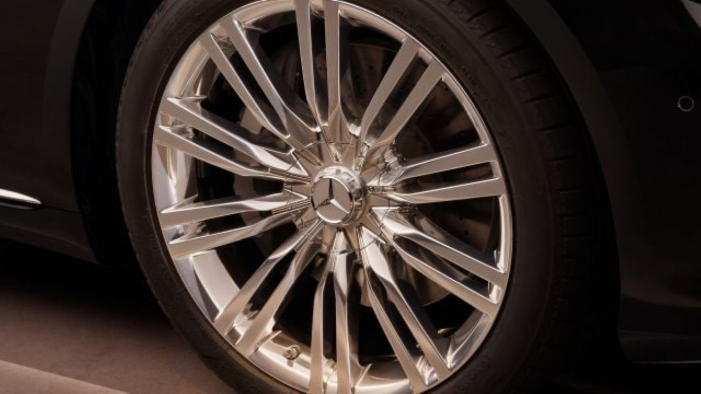 Zamansız tasarıma sahip yüksek kaliteli hafif alaşım jantlar.