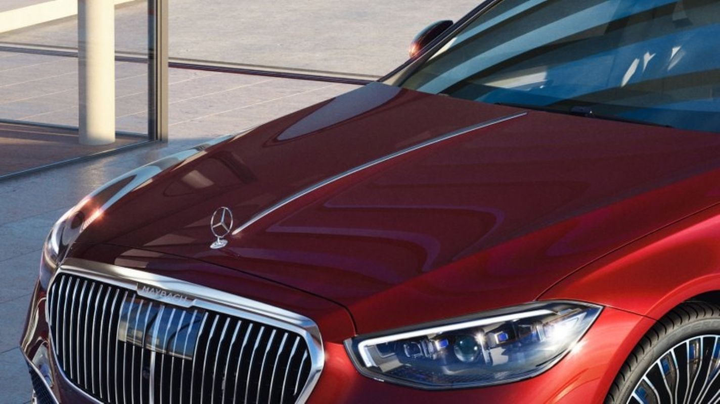 İmza olarak, krom süsleme çıtalı motor kaputu.