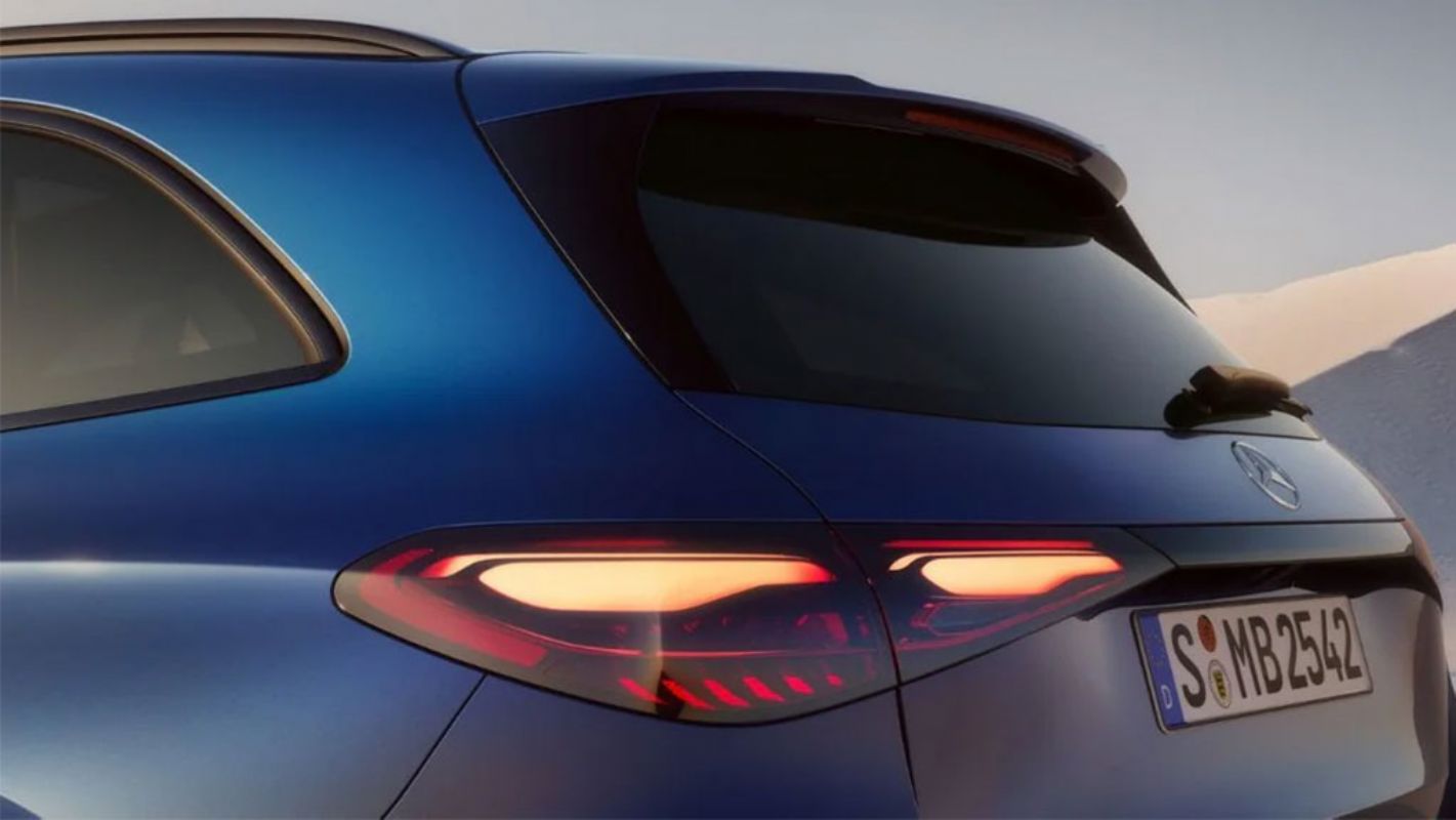 İki parçalı arka far tasarımı.