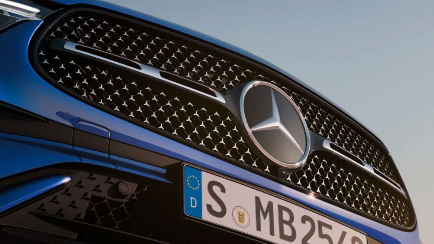 Mercedes-Benz desenli radyatör kaplamasına sahip sportif ön kısım.