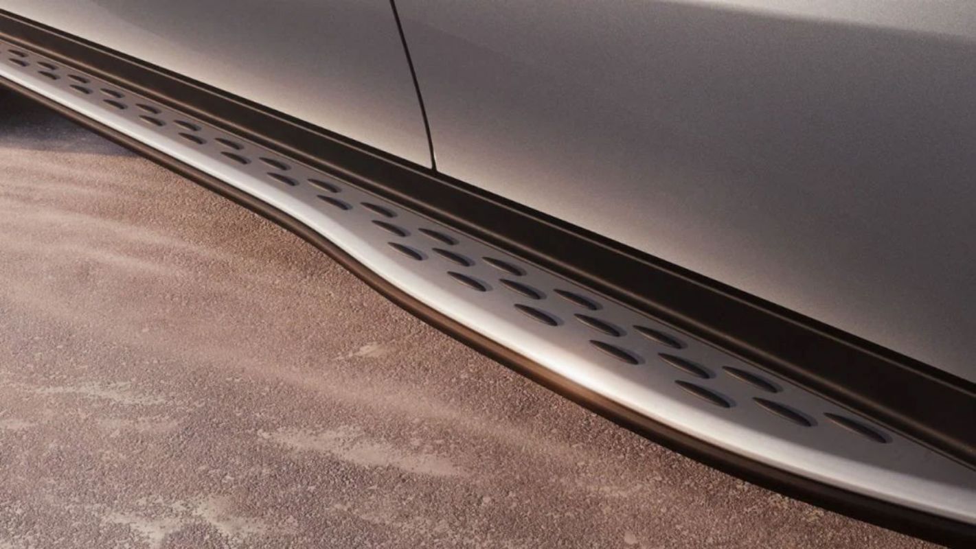 Alüminyum görünümlü yan basamaklar.