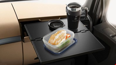 Ön yolcu tarafında masa.