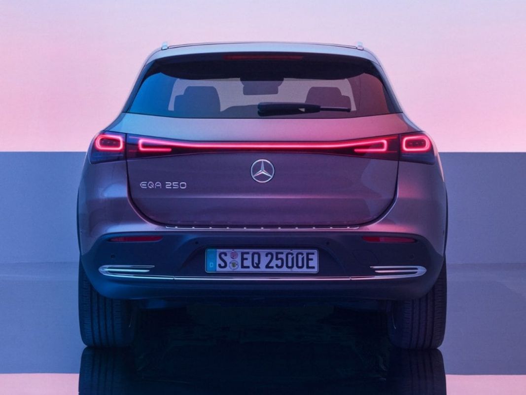 Zarif kavisli LED ışık bandına sahip geniş arka kısım