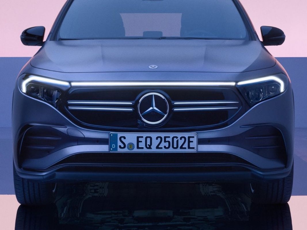 Siyah-krom detaylara sahip radyatör kaplaması ve ön ve arkada led ışık bandı