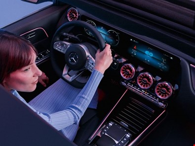 Ön camda sanal gösterge paneline sahip MBUX multimedya sistemi