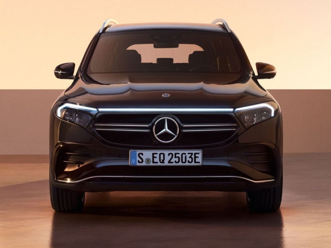 LED ışık bandına sahip siyah-krom detaylara sahip radyatör kaplaması