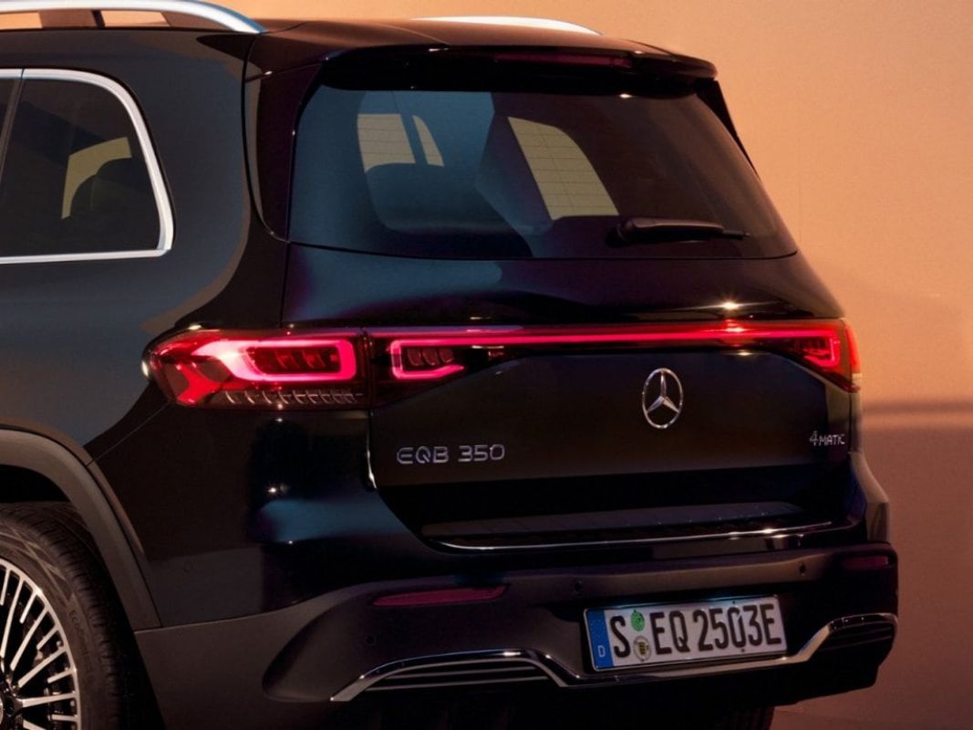 LED ışık bandına sahip geniş arka tasarım.