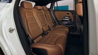 İleri ve geri yönde manuel olarak ayarlanabilen arka koltuklar