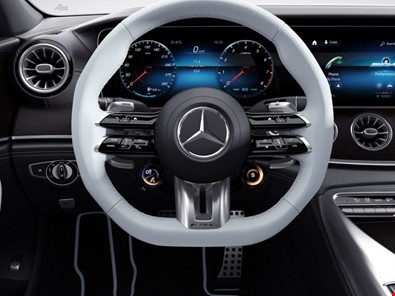 AMG Performance direksiyon simidi ve AMG direksiyon simidi tuşları