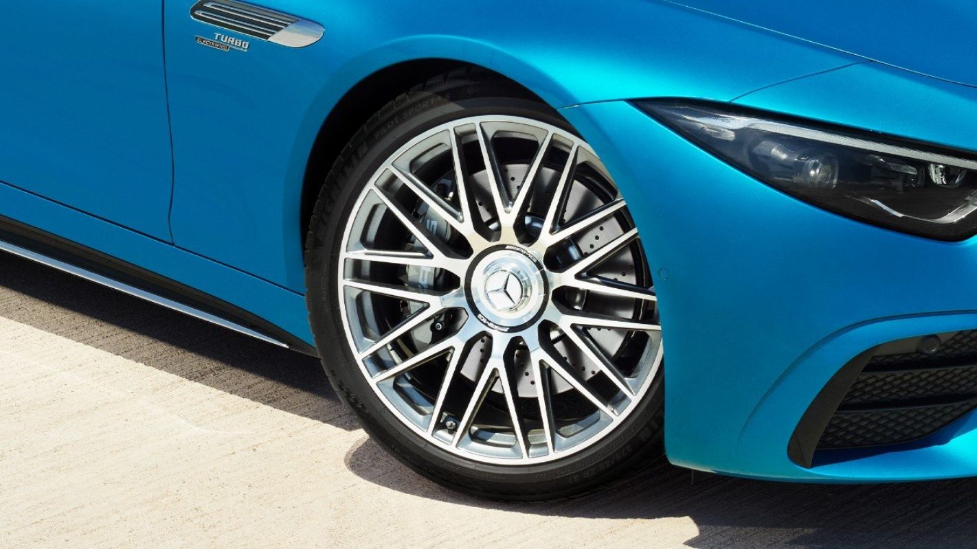 5 çift kollu tasarıma sahip 21 inç AMG dövme jantlar